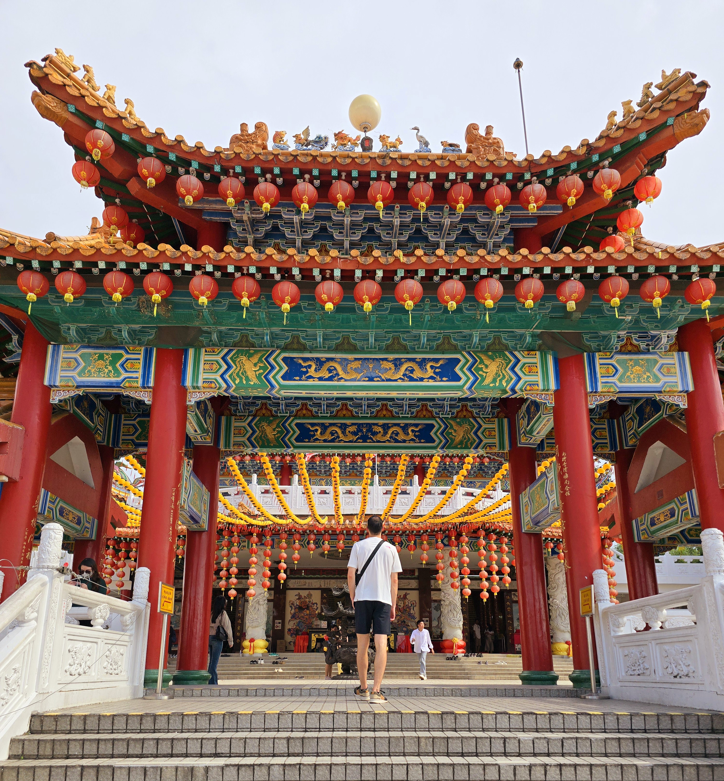Man loopt op trap Chinese tempel