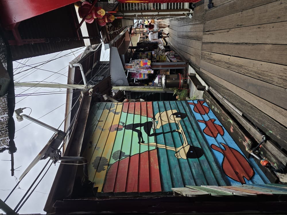 Een houten vlonderpad door 1 van de clan jetties in George Town