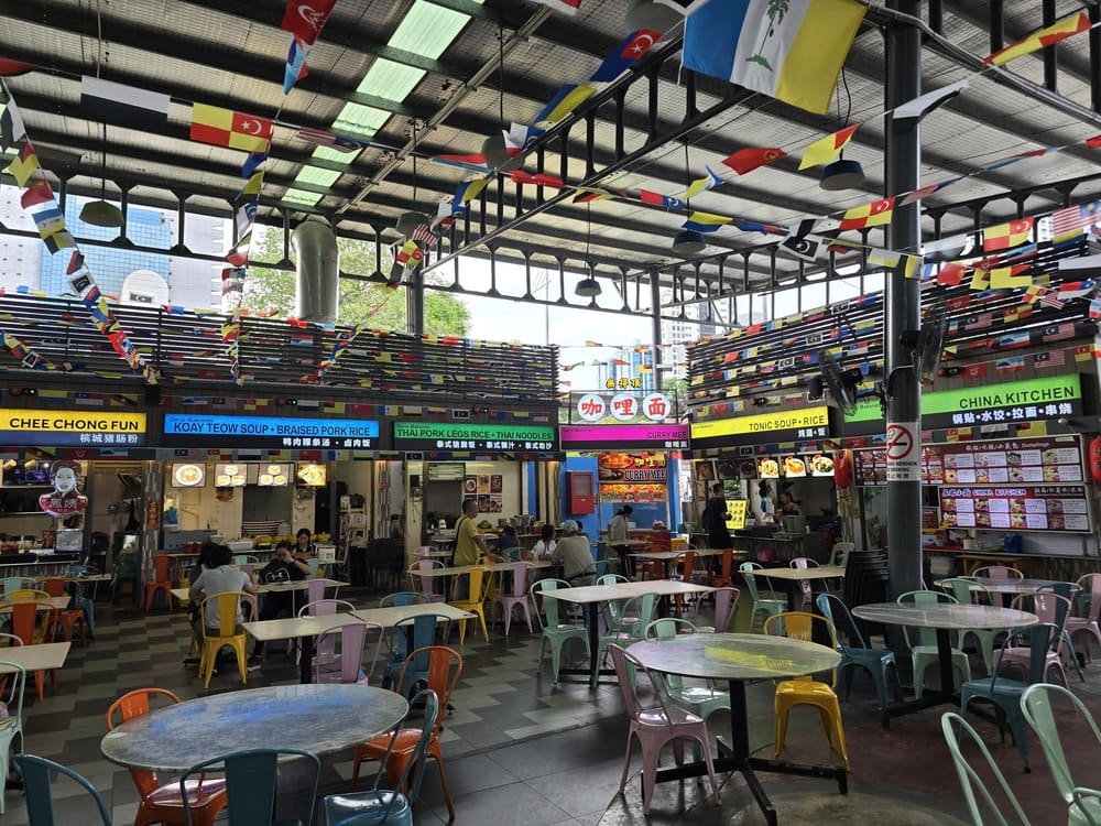 Een foodcourt in George Town