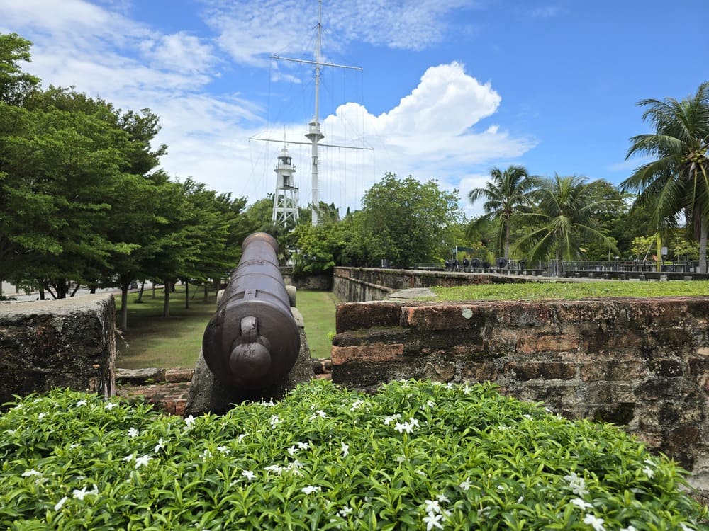 Een kanon van het voormalig Engelse fort Cornwallis