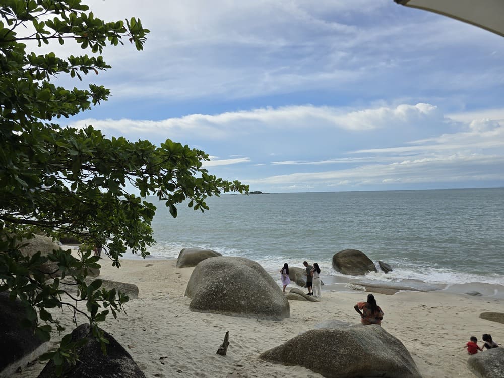 Een strand in Penang met grote rotsen