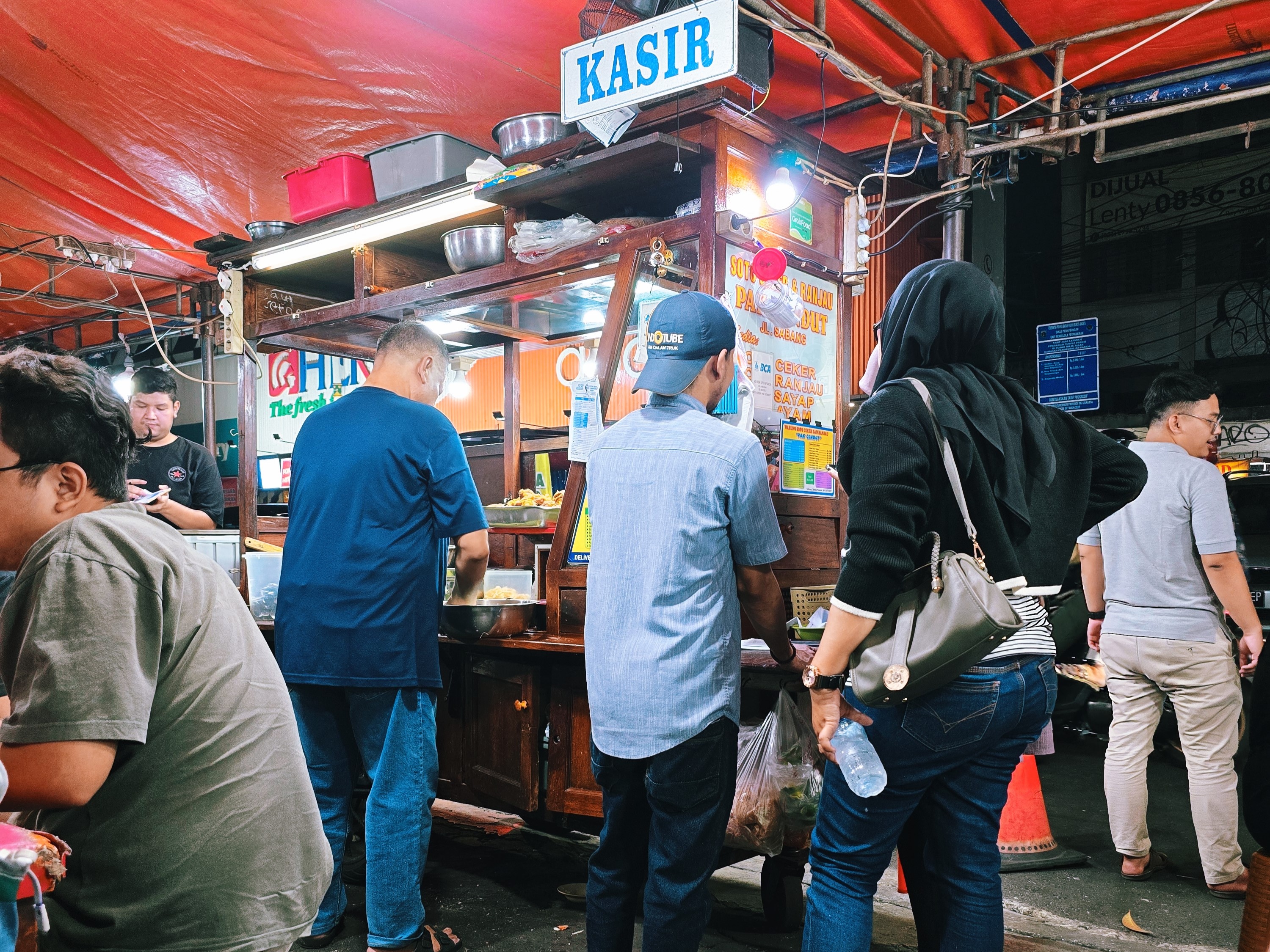 Een lokaal streetfood kraampje met veel klandizie