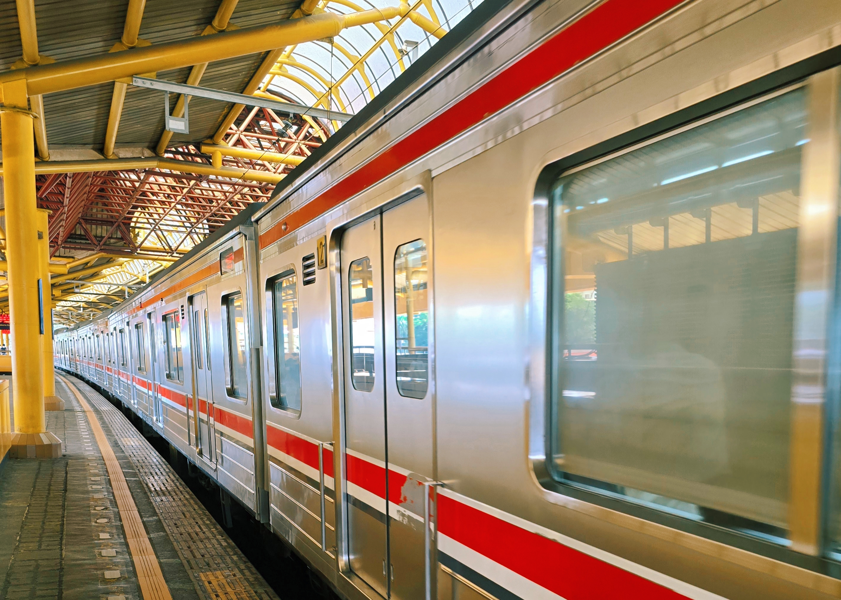 Trein stopt op het perron 