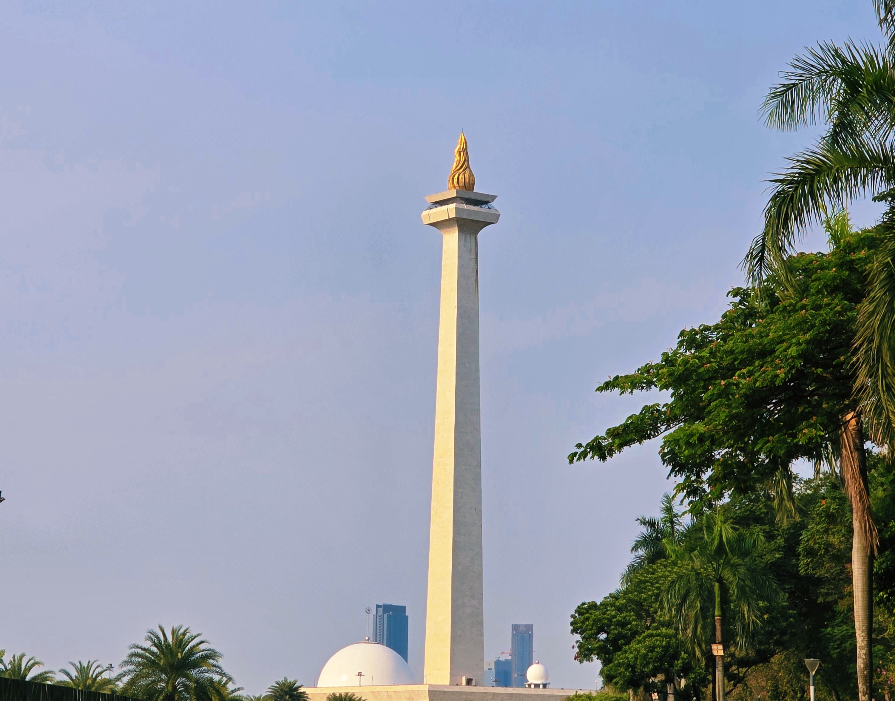 Hoge witte obelisk met een grote hoeveelheid goud op de top